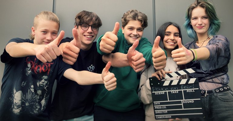Mission pouces en l’air – Une initiative des jeunes de la Ruche en production vidéo rafle le Grand prix national Essor